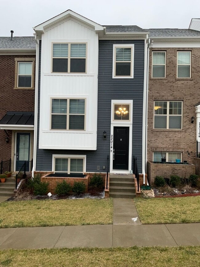 Beautiful 4BR 3.5BA 3 level townhome with 2 car attached garage located in the Cabin Branch Commu... - Beautiful 4BR 3.5BA 3 level townhome with 2 car attached garage located in the Cabin Branch Commu...