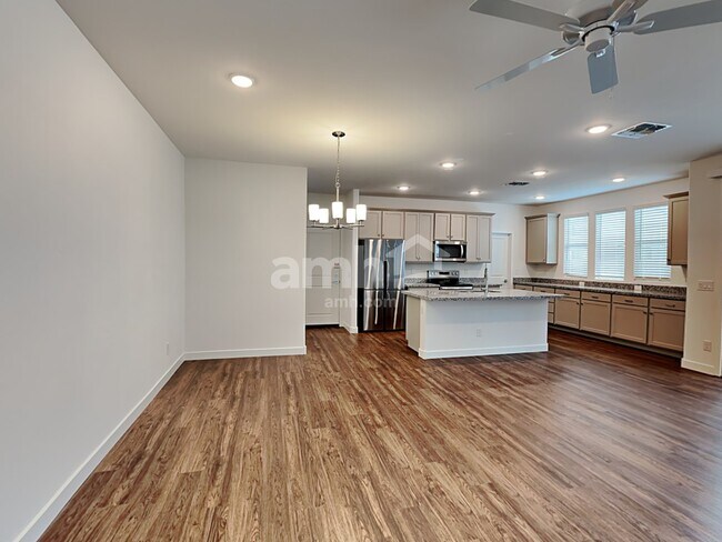 Building Photo - 814 S 150th Dr