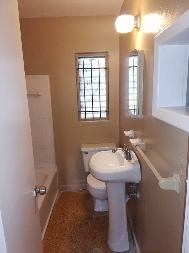Building Photo - Updated 2/1 Apartment - $100 Move In Special