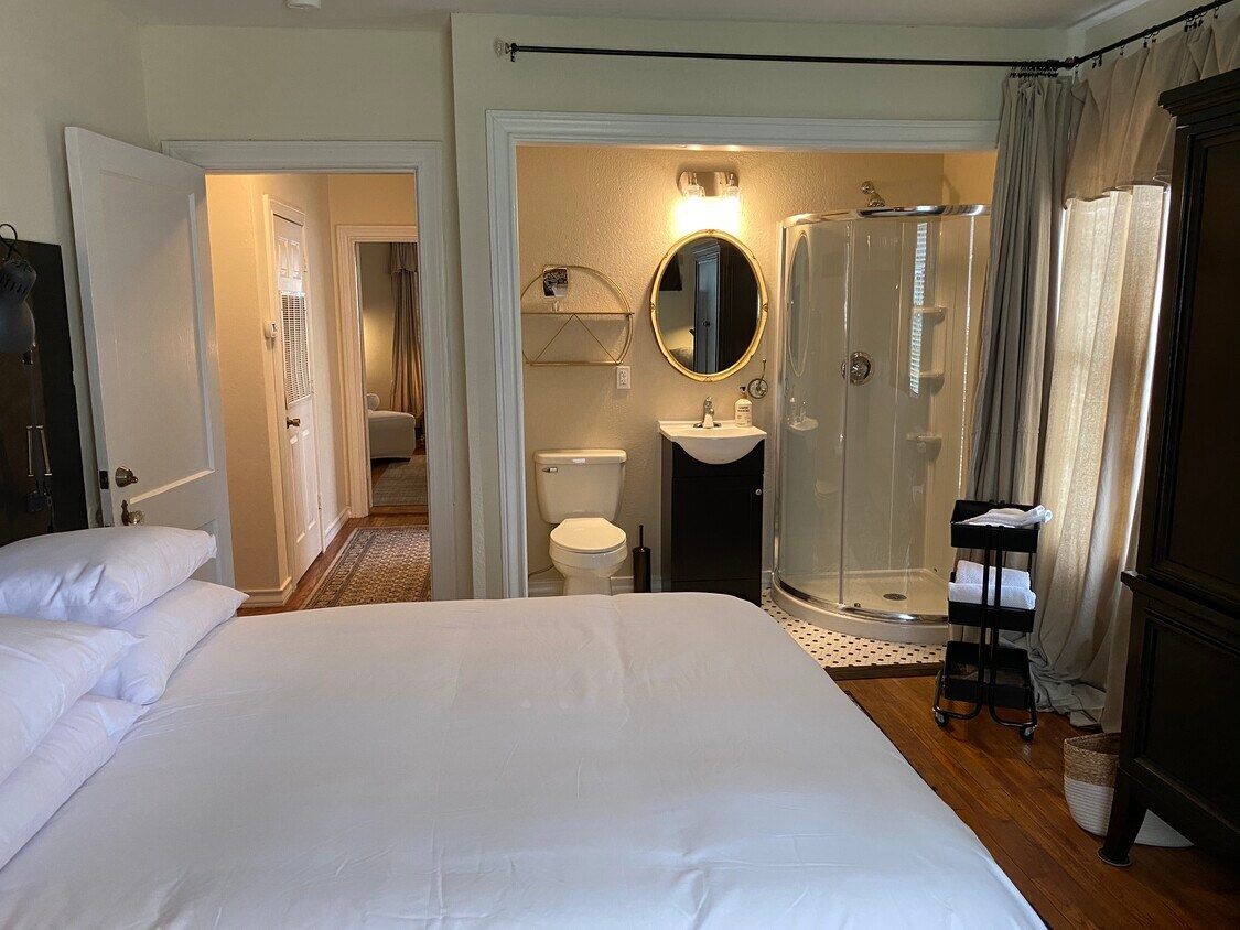 Full Suite Bath - 938 Dalzell St