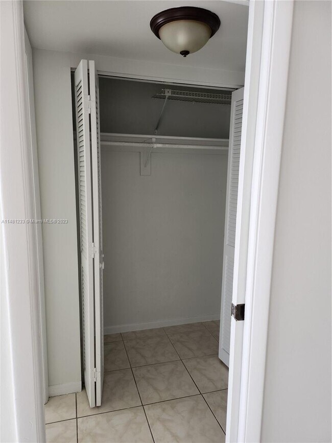 Building Photo - 250 180th Dr