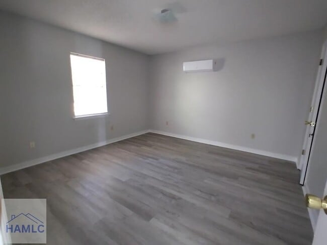 Building Photo - 7214-32 Live Oak Loop