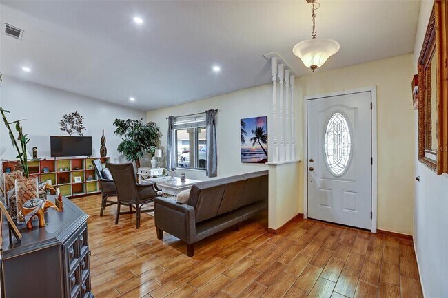 Building Photo - 700 Sunbury Ct