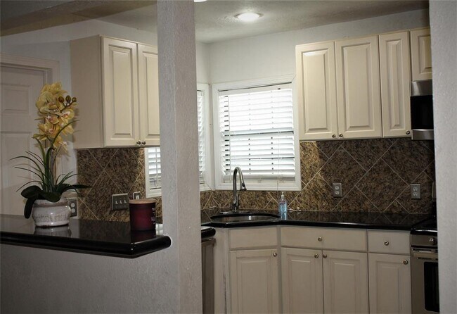 Foto del edificio - 5611 Stewart Ave