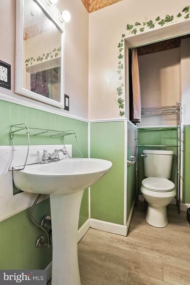 Building Photo - Huge 4 bedroom 2 bath two bonus rooms. MUS...