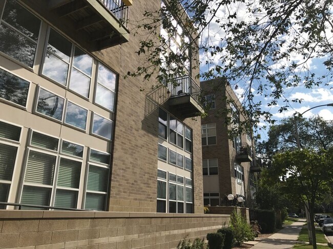 Foto del edificio - 1550 N Warren Ave