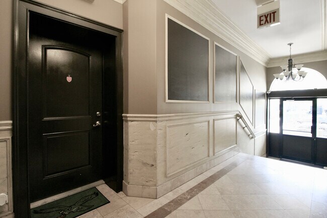 Foto del edificio - 5528 S Indiana Ave