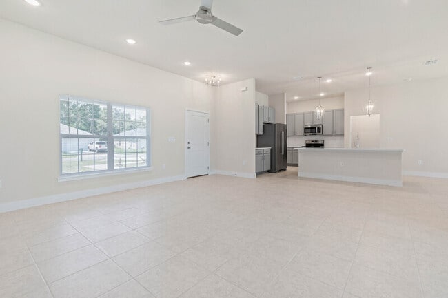Building Photo - 11 Portia Ln