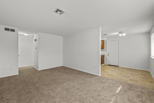 Building Photo - Charming townhome centrally located with great access to the Greenbelt and BSU!