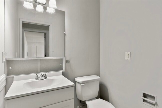 Building Photo - 330 Glee Pl
