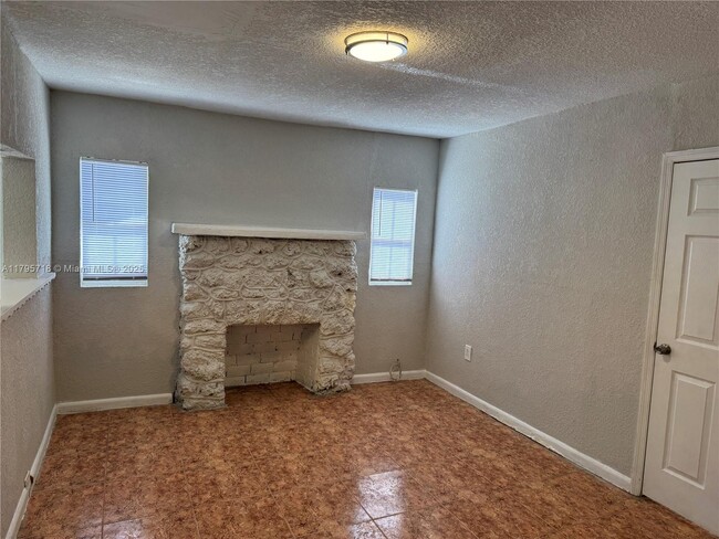 Foto del edificio - 153 NW 35th St