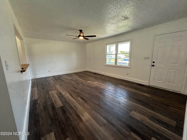 Building Photo - 1005 Meadow Dr