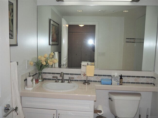 Building Photo - 555 Front St