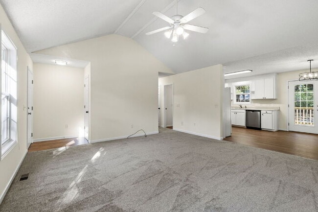 Foto del edificio - 3BR/2BA Home with Deck & Storage Shed in P...