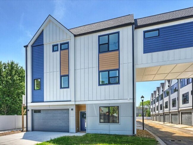 Building Photo - Modern Luxury Townhomes in Charlotte, NC.