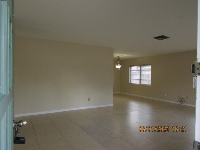 Building Photo - 211 W Laila Dr