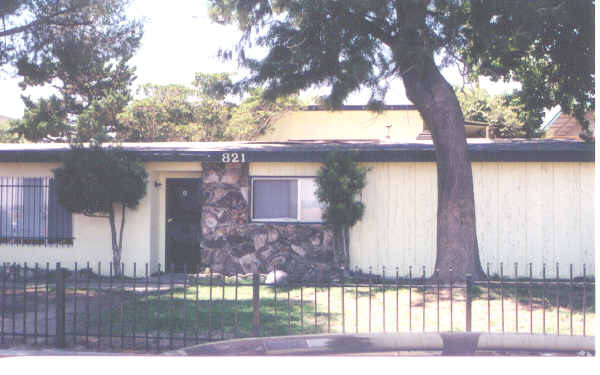 Building Photo - 821 N Vineyard Ave
