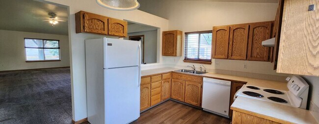 Foto del edificio - Spacious Single-Family Home with Vaulted C...