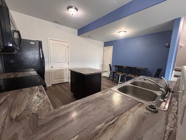Building Photo - 3 Bed 3 bath Town Home in 80910!