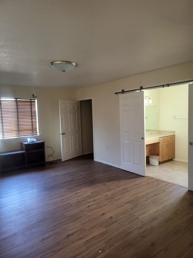 Foto del edificio - 13001 Skyview Ave NE