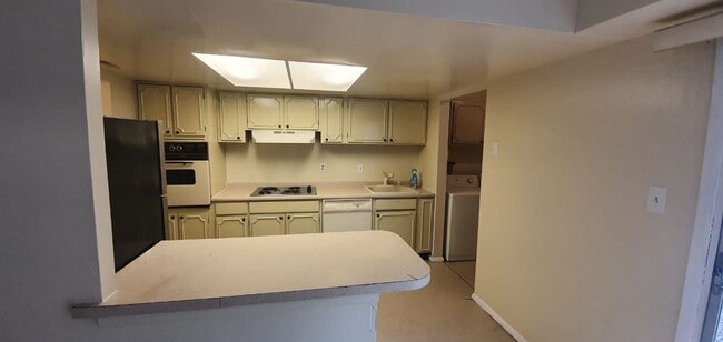 Building Photo - Condo for rent with parking and yard large...