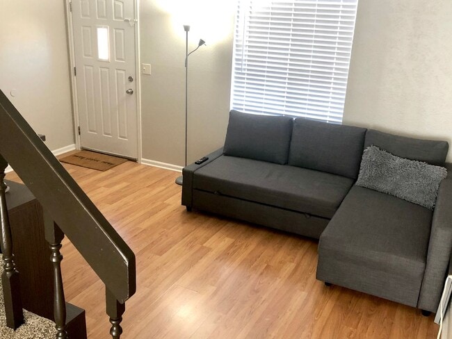 Building Photo - Newly Renovated 2-Bedroom, 1-Bathroom Unit!