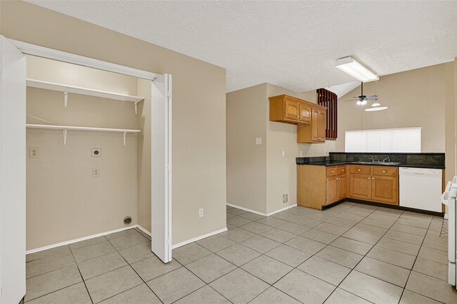 Building Photo - 12322 Meadow Ridge Dr