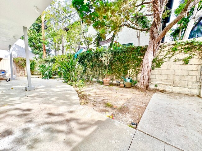 Building Photo - 816 N Edinburgh Ave