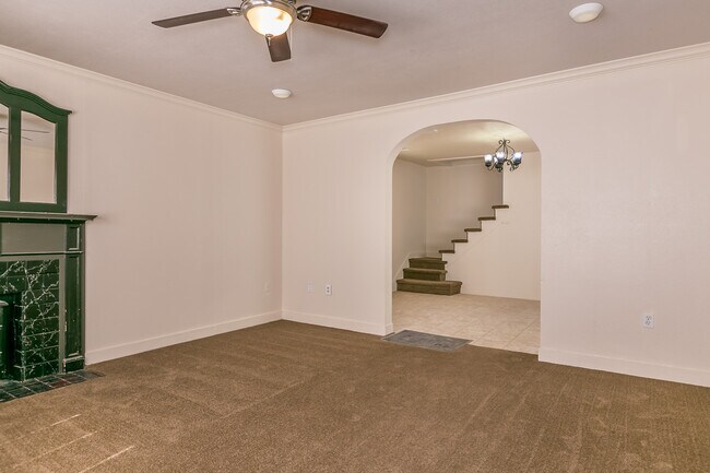 Building Photo - Adorable 3 Bedroom Home in Sunset Addition!