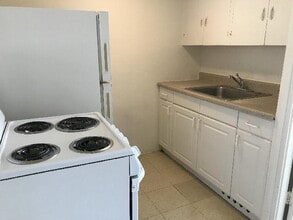 Building Photo - 2745 Kapiolani Blvd