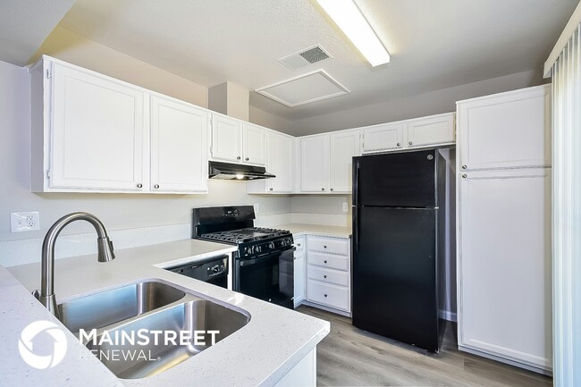 Building Photo - 2389 Los Feliz St