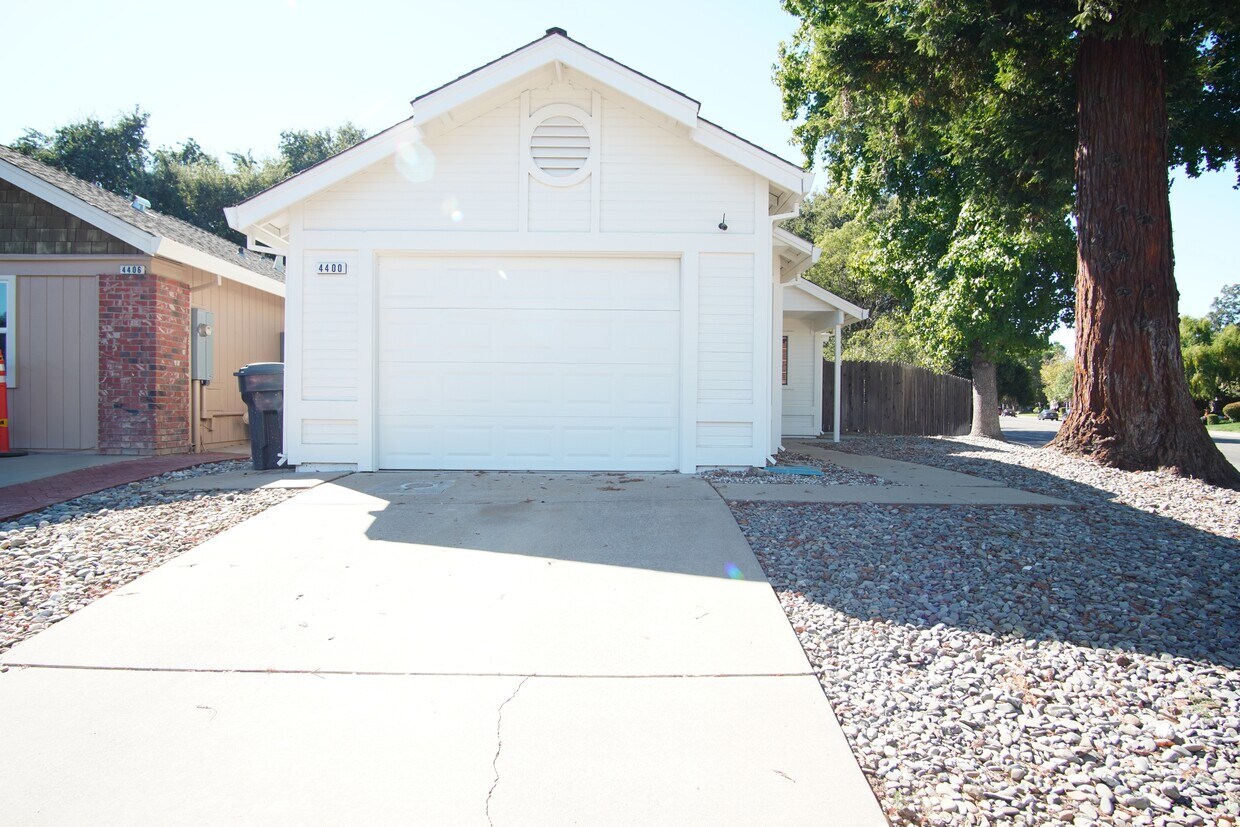 Primary Photo - 4400 Sunrise Ct