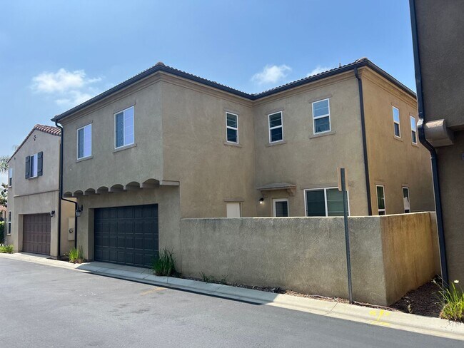 Building Photo - Cute 4 bedroom detached house with communi...