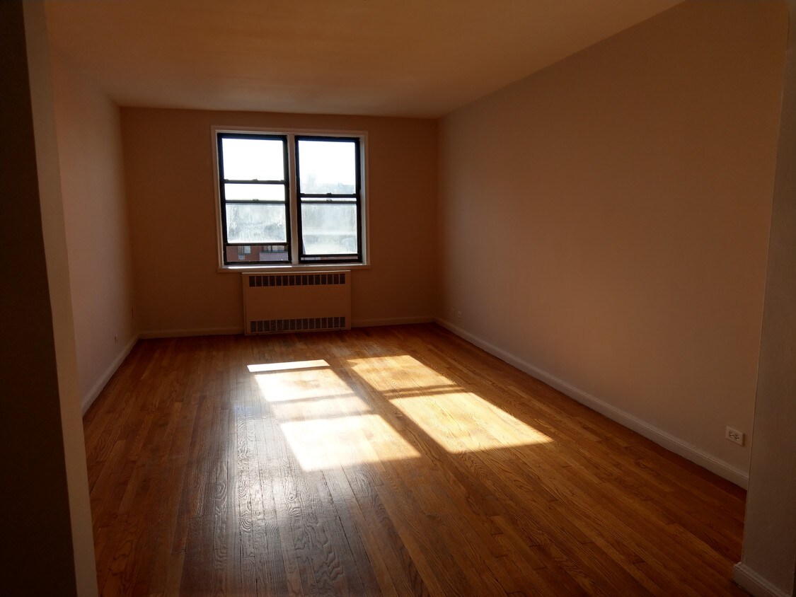 Foto principal - 42-37 Union St