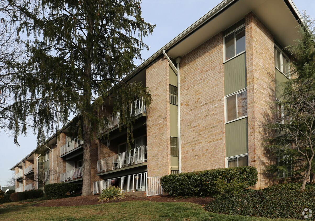 Building Photo - 22 Manor Cir