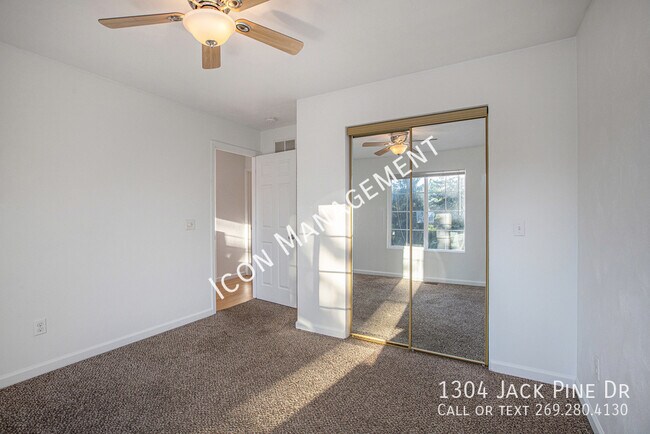 Foto del edificio - 1304 Jack Pine Way