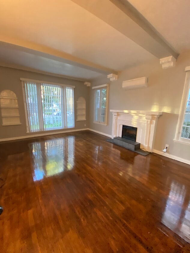 Living Room - 2201 S Bentley Ave