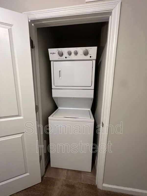 Building Photo - 713 Tarvin Cir
