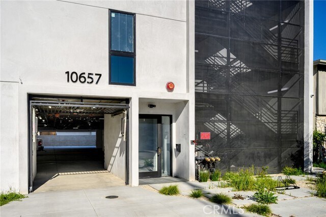 Building Photo - 10657 Moorpark St