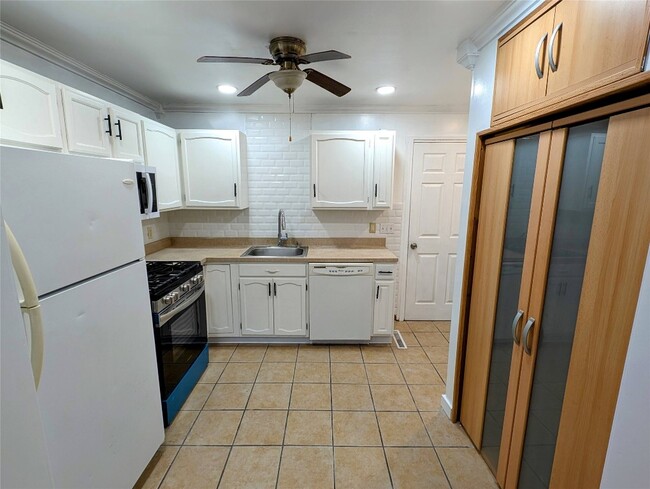 Building Photo - 650 E 38th St