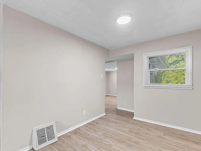 Foto del edificio - 332 Cameron Rd