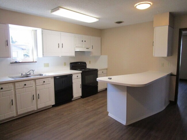 Building Photo - Home on West Side Available