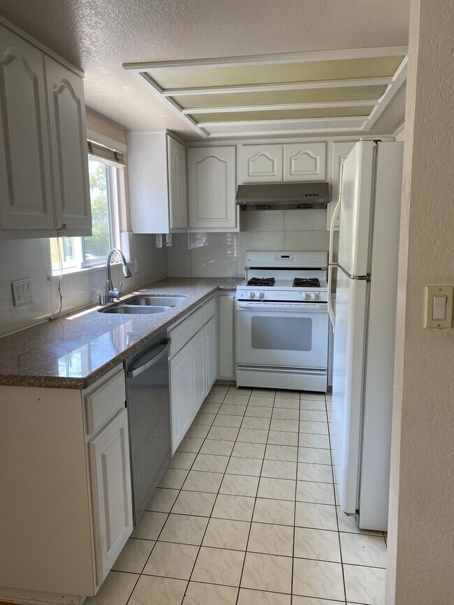 Kitchen - 110 N Meridith Ave