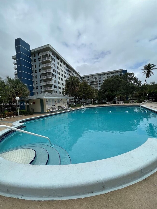 Foto del edificio - 4200 Hillcrest Dr