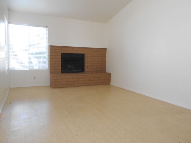 Foto del edificio - 1 story SFR with 3 bedrooms, 2 bathrooms a...