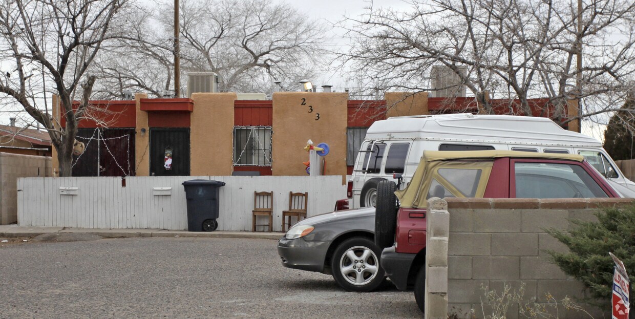Building Photo - 233 Alcazar St NE