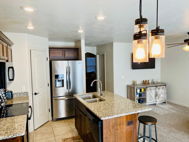 Foto del edificio - Beautiful Fossil Hills 3 bedroom, 2.5 bath...