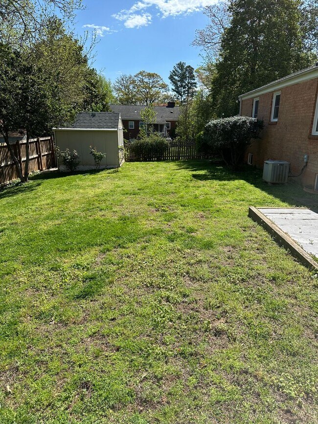 Building Photo - Charming 3 BR, 2.5 Ba house in a great loc...