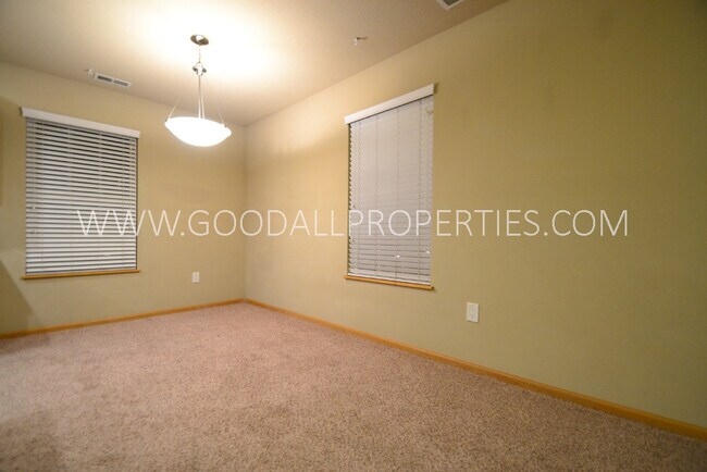 Building Photo - Beautiful 2 bedroom 2 bath 2 car townhome ...