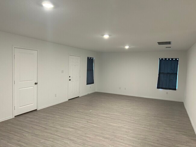 Building Photo - 5411 Daphne Path